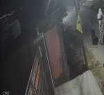 खता गांव में बैटरी चोरी करते आरोपी सीसीटीवी कैमरे में कैद