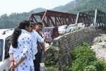 आपदा प्रभावित सकलाना क्षेत्र पहुंचे डीएम, पुनर्निर्माण कार्यों का लिया जायजा